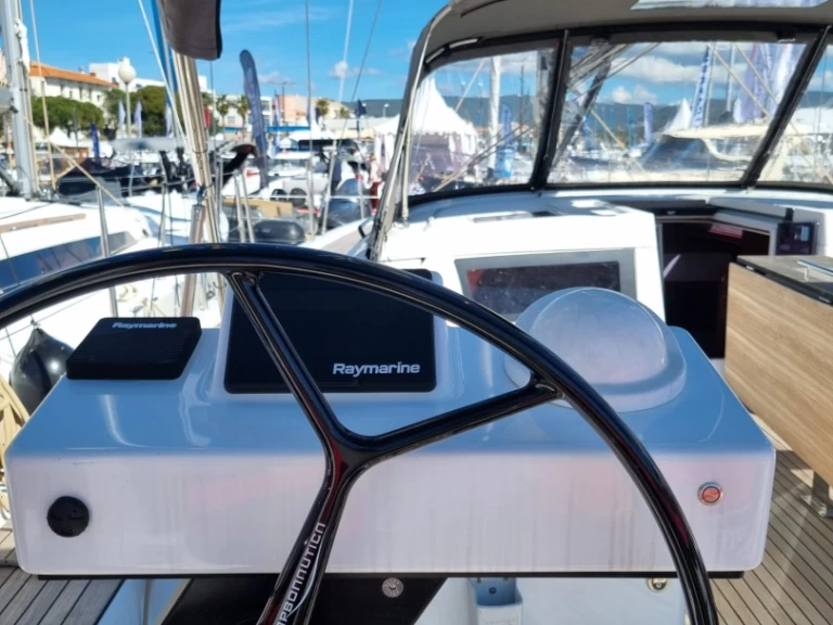 Pronájem lodi Marseille lákavé ceny Dufour 470