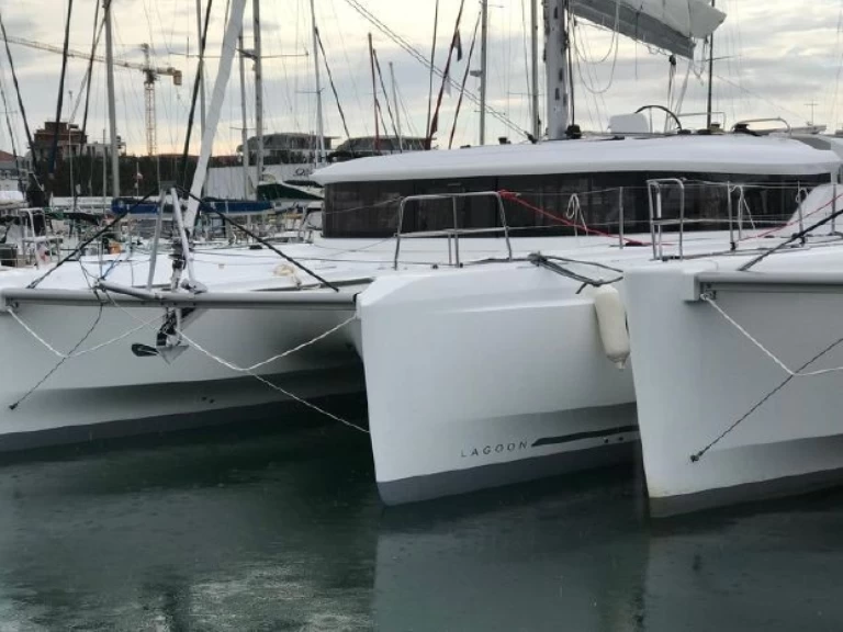 Pronájem lodi Le Marin lákavé ceny Lagoon 46