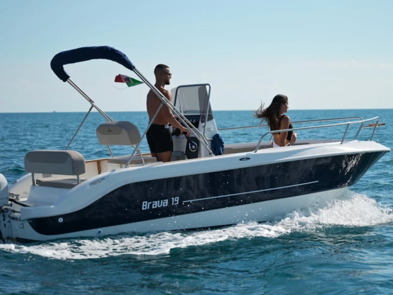 Pronájem Motorová loď Mingolla s licencí