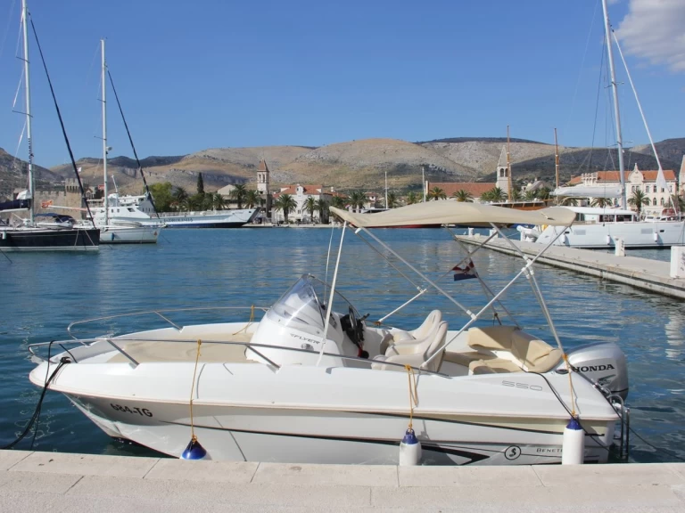 Pronájem Motorová loď Bénéteau s licencí