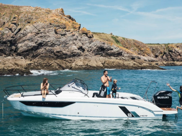 Pronájem Motorová loď Bénéteau s licencí