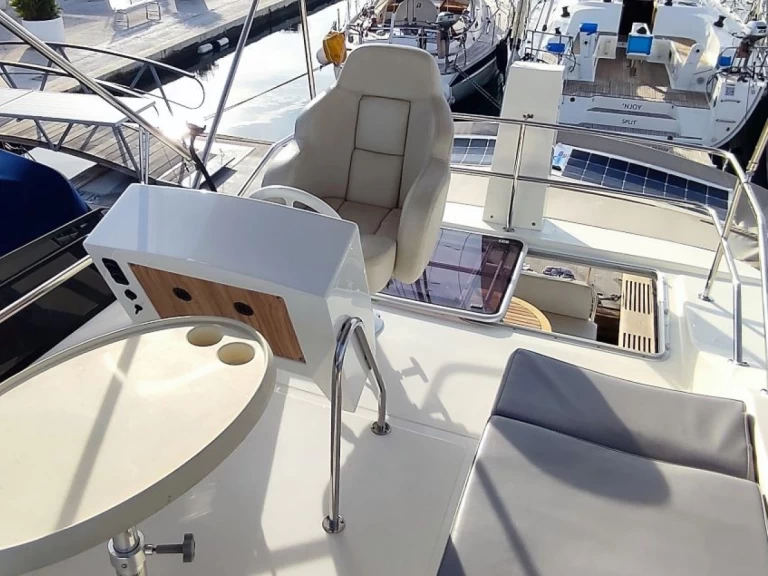 Pronajmout si Cobra Yachts Futura 40 Grand Horizon v Trogir