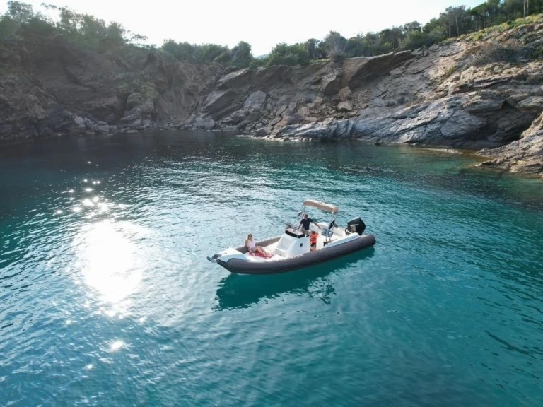 Polotuhá loď k pronájmu v Cavalaire-sur-Mer za nejlepší cenu