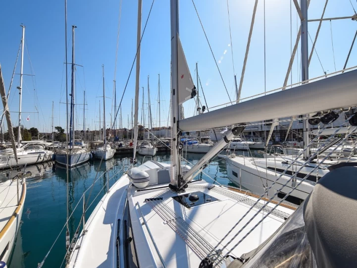 Bavaria Bavaria C38 jednotlivci a charterové společnosti v Zadar