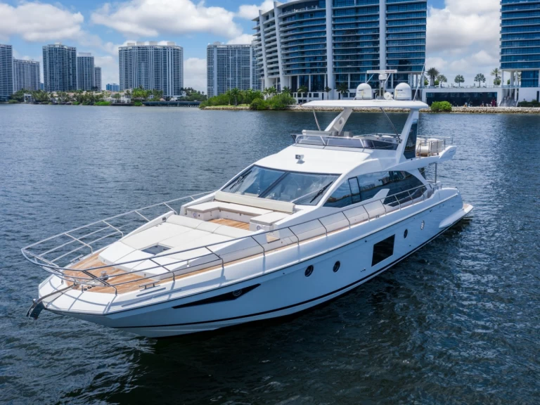 Pronájem Jachta Azimut s licencí