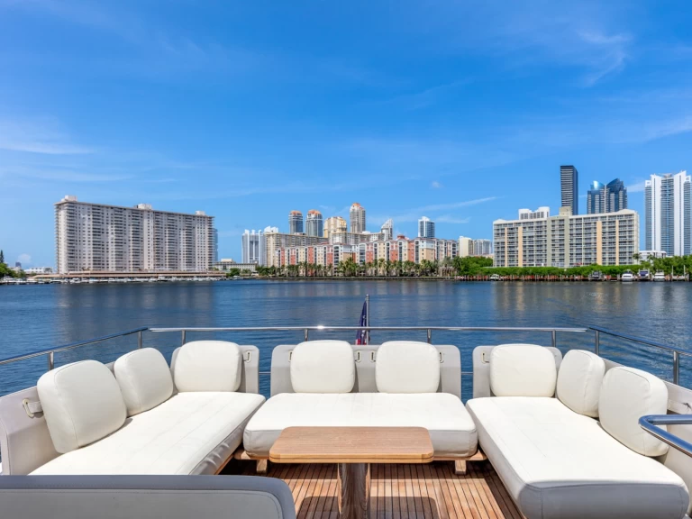 Pronajmout si Azimut Azimut 66 v Miami