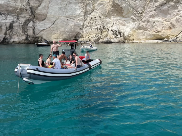 Polotuhá loď k pronájmu v Cagliari za nejlepší cenu