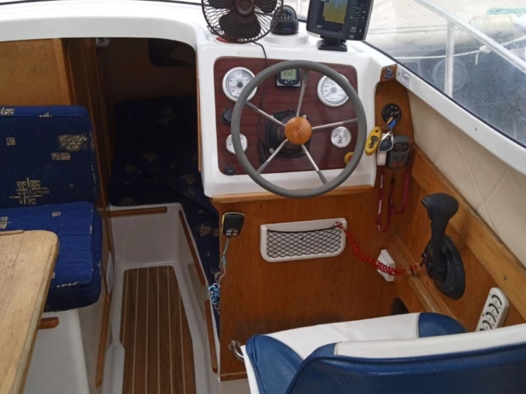 Motorová loď k pronájmu v Capbreton za nejlepší cenu