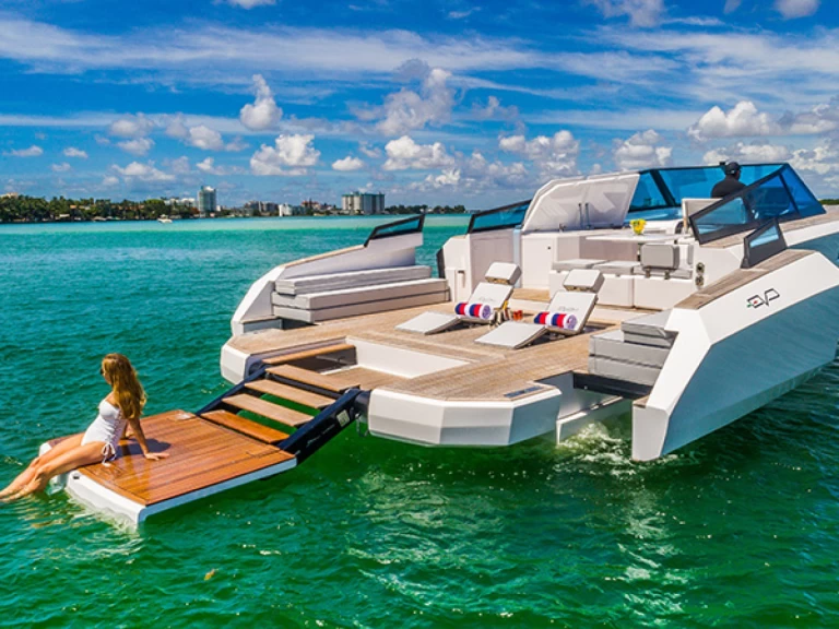 Pronájem Motorová loď EVO Yachts s licencí