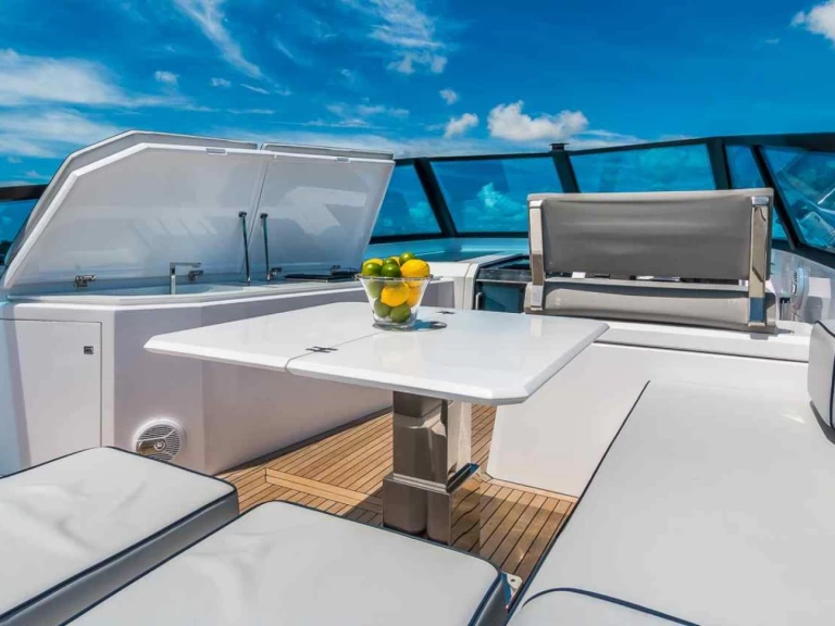 EVO Yachts R4 jednotlivci a charterové společnosti v Bonifacio