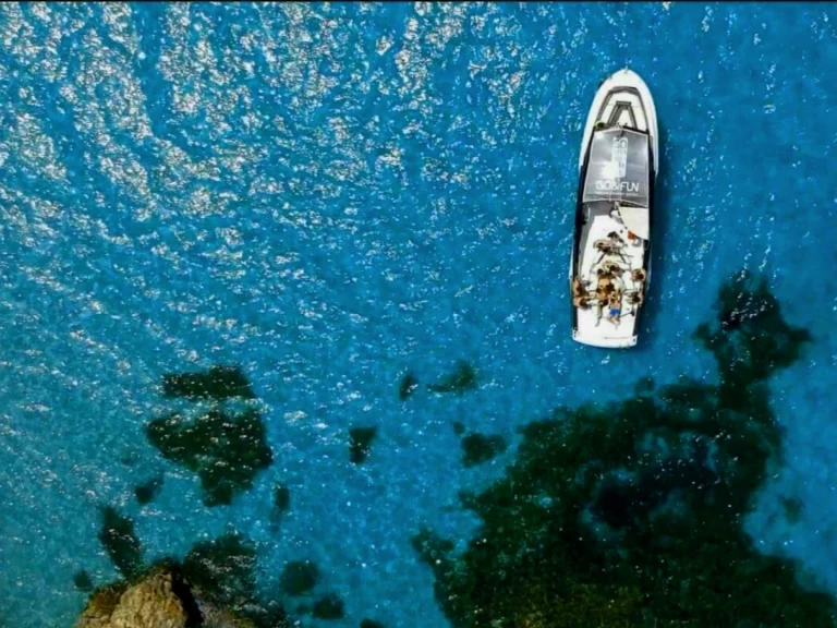 Pronájem Motorová loď Custom Made s licencí