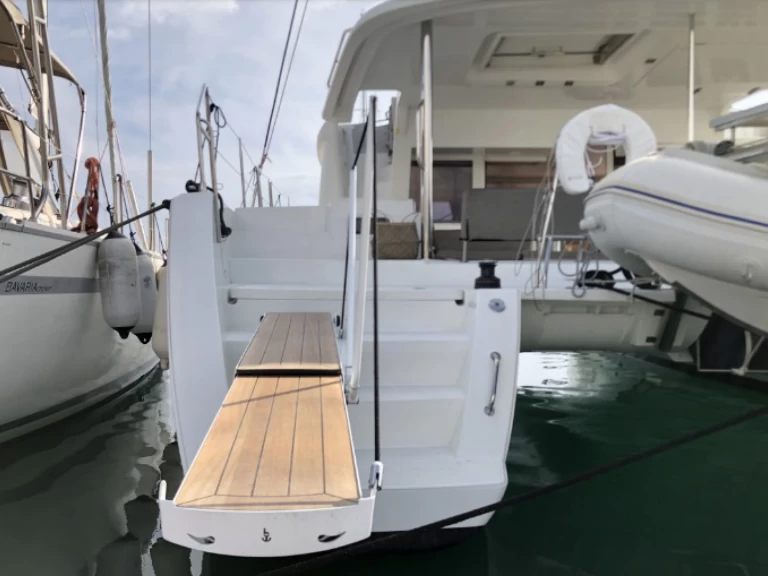 Pronajmout Katamarán se skipperem či ne Lagoon v Alimos