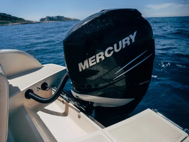 Invictus  Invictus 240 CX jednotlivci a charterové společnosti v Marseille