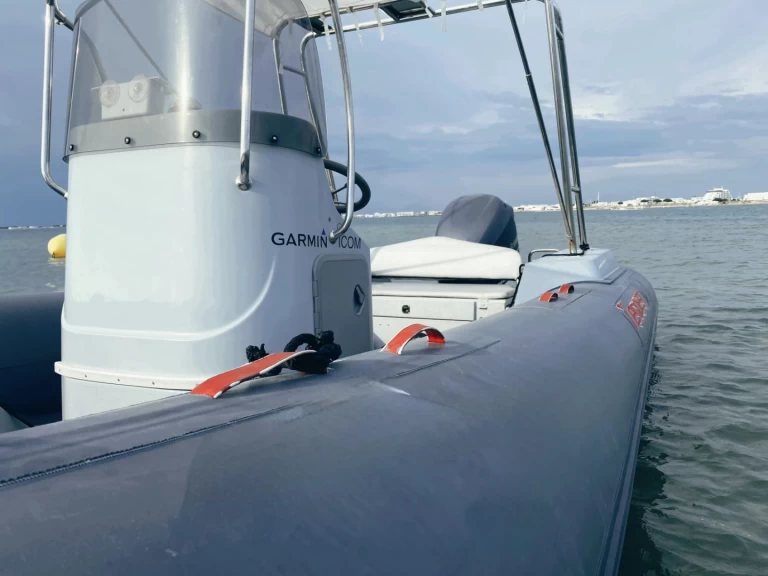 Pronajmout Polotuhá loď se skipperem či ne Capelli v Port-Camargue