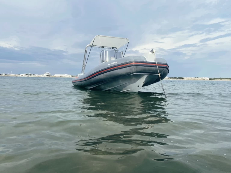 Polotuhá loď k pronájmu v Port-Camargue za nejlepší cenu