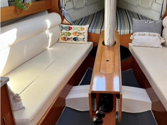 Bénéteau First 27.7 jednotlivci a charterové společnosti v Antibes