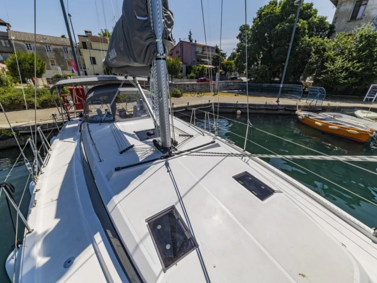 Bavaria Bavaria C42 jednotlivci a charterové společnosti v Zadar