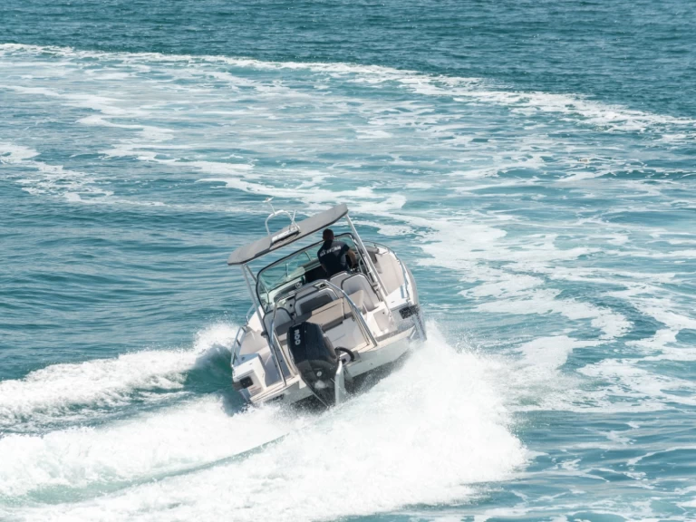 Pronájem Motorová loď Axopar s licencí