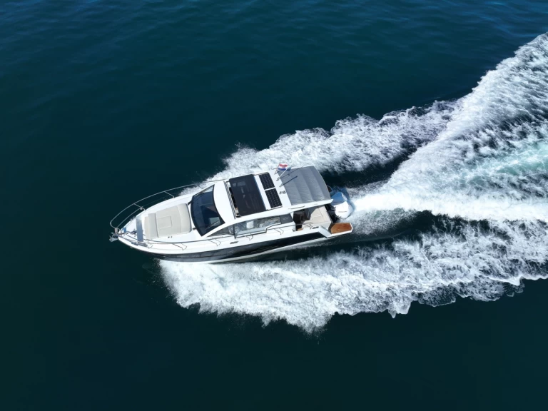 Pronájem lodi Kaštela lákavé ceny Sealine C335V