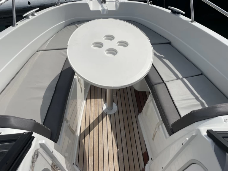 Pronajmout si Jeanneau Cap Camarat 6.5 BR Serie 2 v Grand Piquey