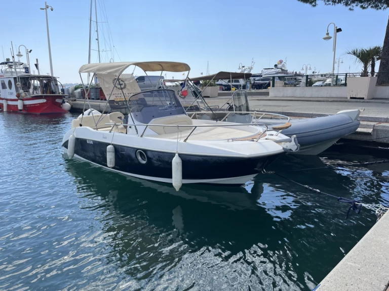 Pronájem Motorová loď Sessa Marine s licencí