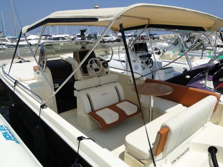 Pronájem lodi Invictus  CX 240 v Fréjus na Samboatu