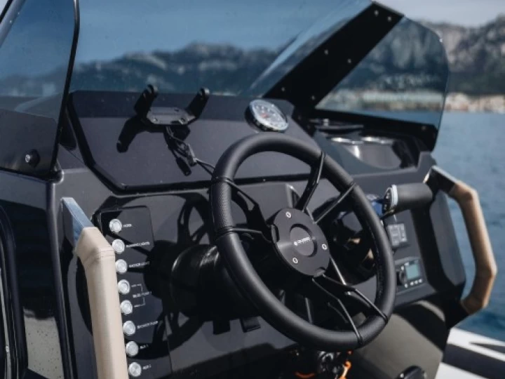 Pronajmout si Brig Eagle 8 v Marseille