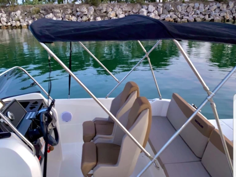 Motorová loď k pronájmu v Marseille za nejlepší cenu