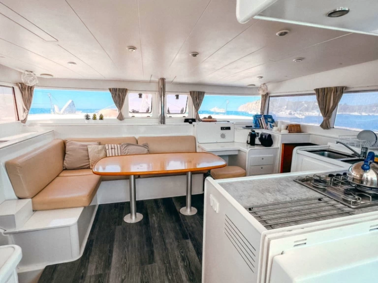 Pronajmout Katamarán se skipperem či ne Lagoon v Es Jondal