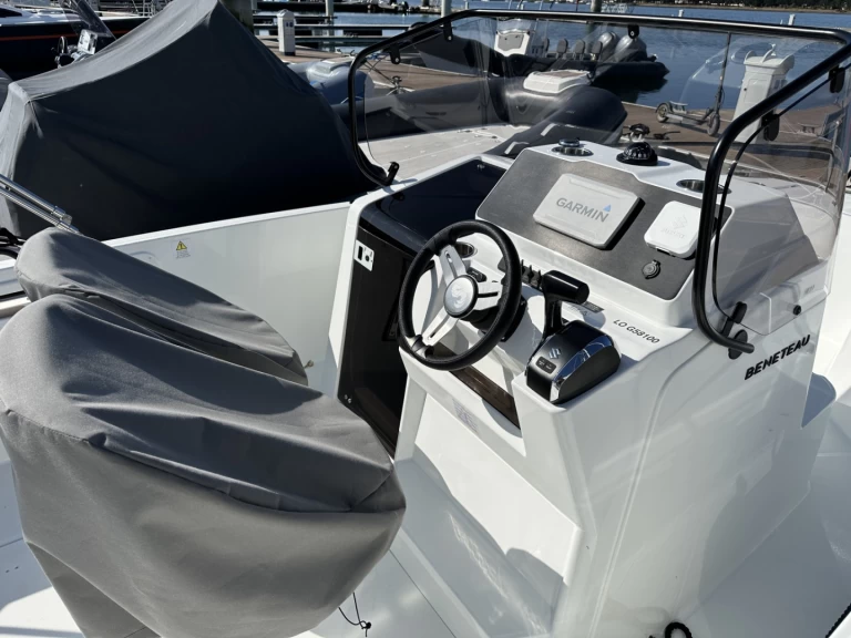Pronájem Motorová loď Bénéteau s licencí