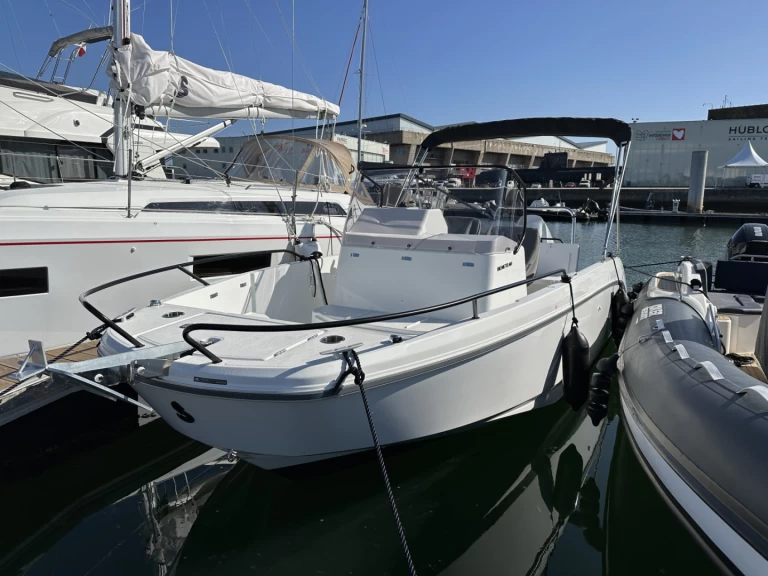 Motorová loď k pronájmu v Lorient za nejlepší cenu