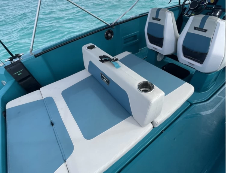 Pronájem Motorová loď Axopar s licencí