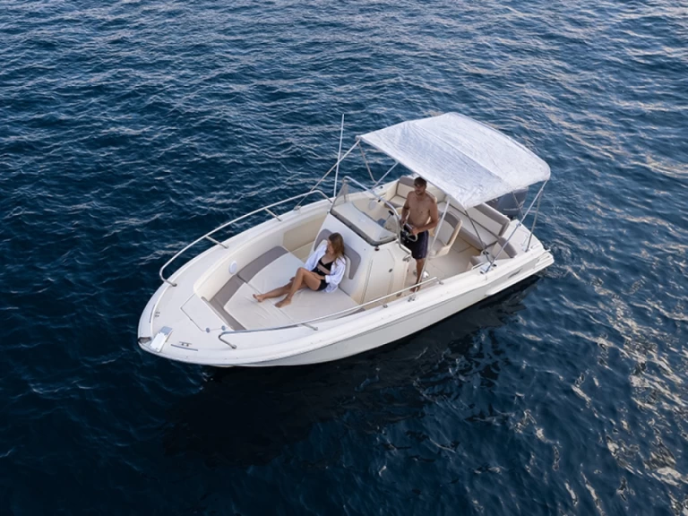 Pronájem Motorová loď Scout s licencí