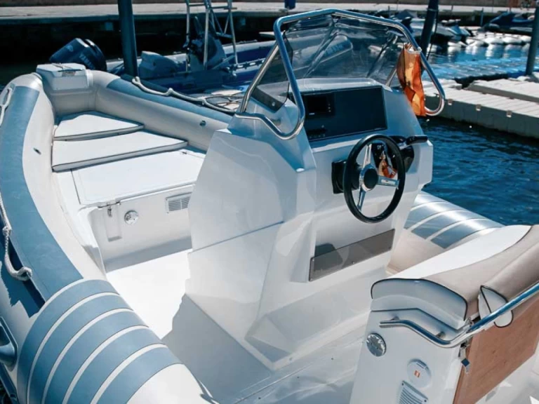 Lomac Lomac 660 IN jednotlivci a charterové společnosti v Roses