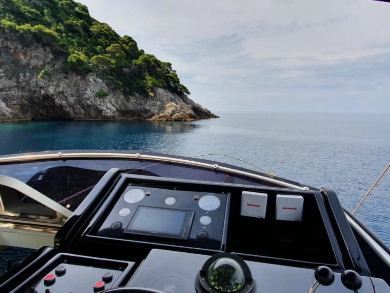 Ferretti 43 Fly jednotlivci a charterové společnosti v Dubrovník