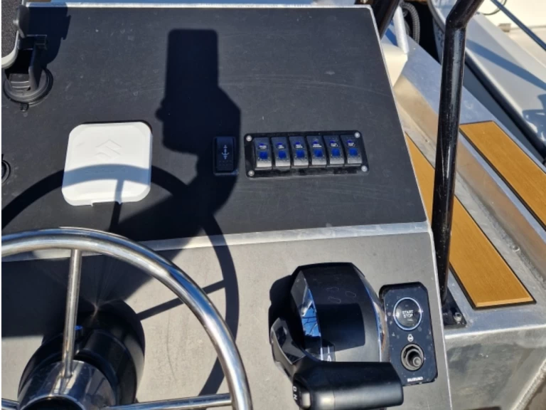 Pronájem lodi BravaBoats BA 75 v Roses na Samboatu