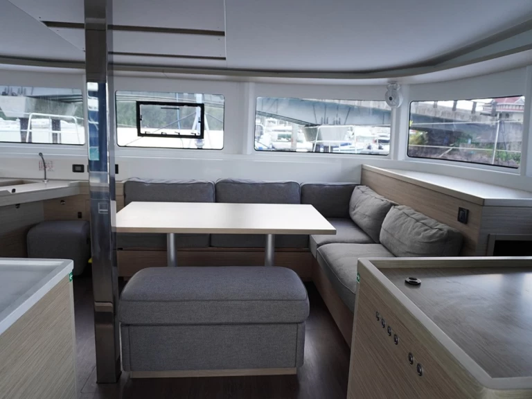 Pronajmout si Lagoon Lagoon 46 v Eden Island