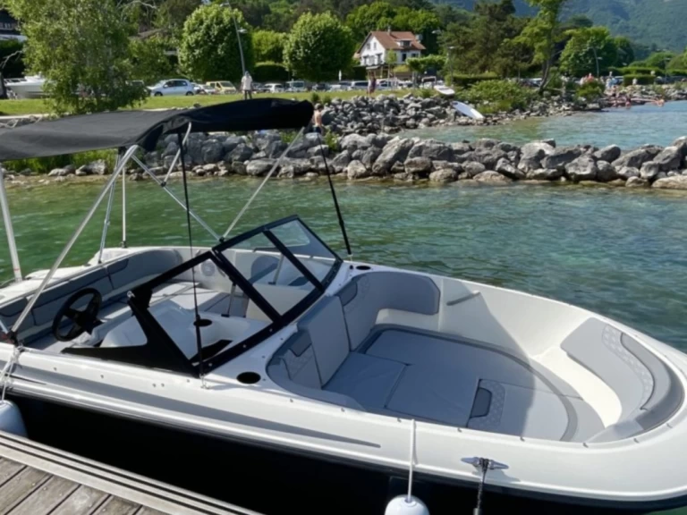 Pronajmout si Bayliner M17 v Aix-les-Bains