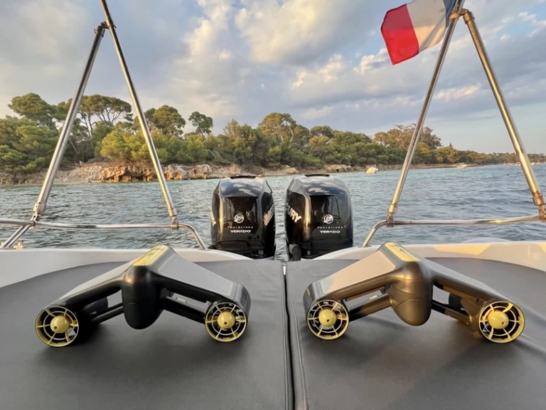 Pronájem Polotuhá loď Sacs s licencí