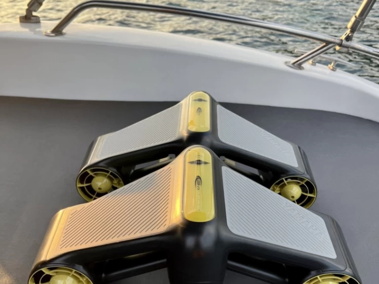 Polotuhá loď k pronájmu v Cannes za nejlepší cenu