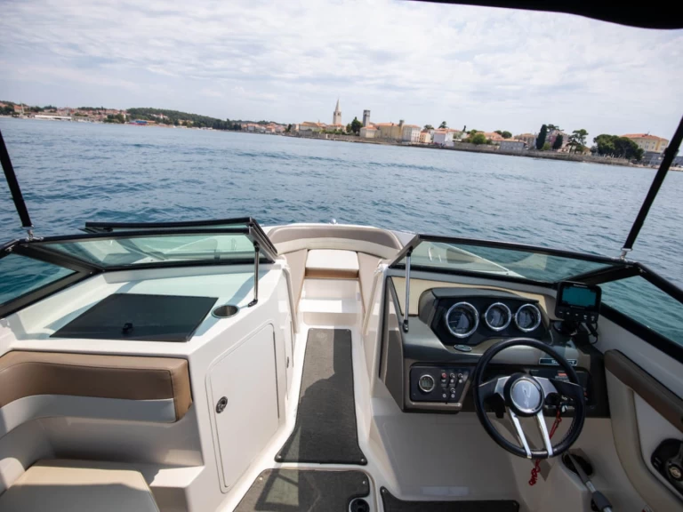 Pronájem Motorová loď Sea Ray s licencí