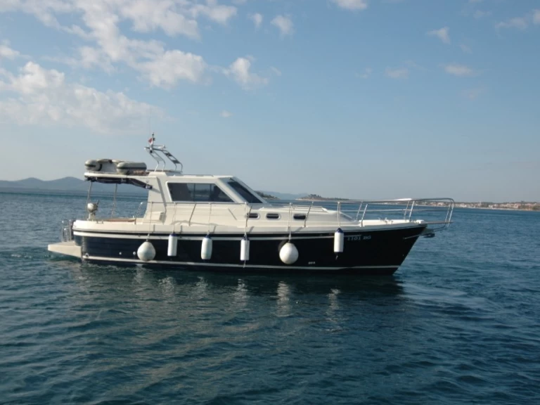 Pronájem lodi Sas Vektor ADRIA 1002 v Sukošan na Samboatu