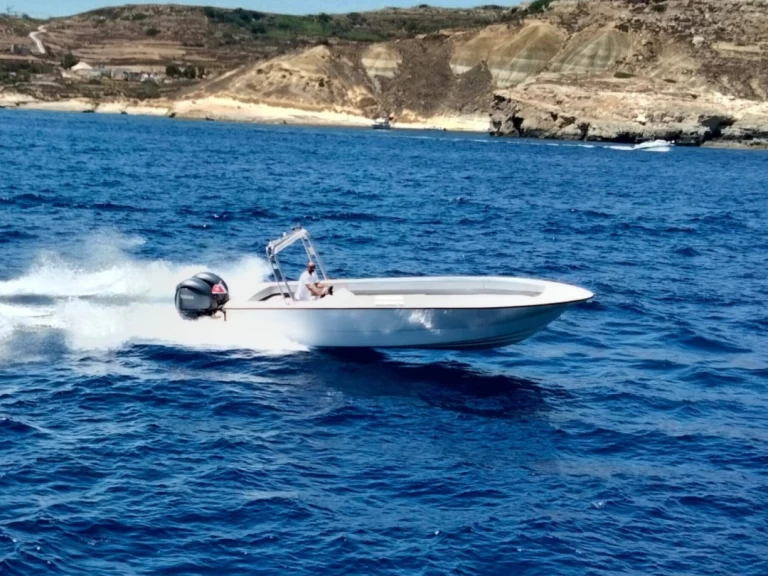 Pronájem Motorová loď Crown s licencí