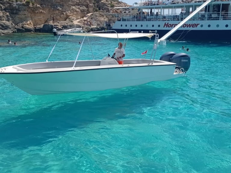 Crown Coronet jednotlivci a charterové společnosti v Xemxija