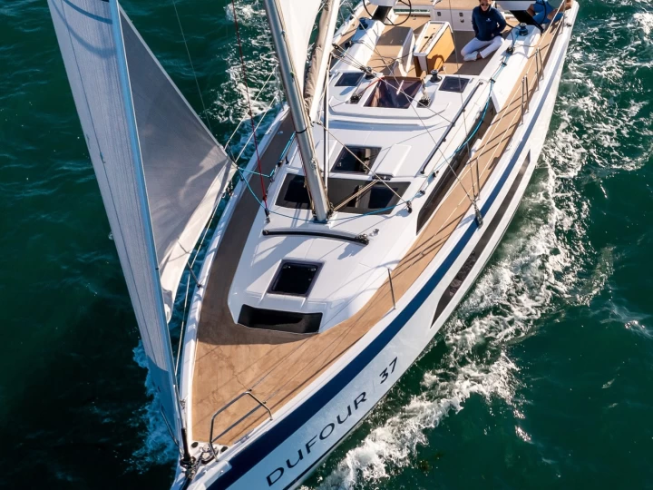 Pronajmout si Dufour Dufour 37 v Blue Lagoon Marina