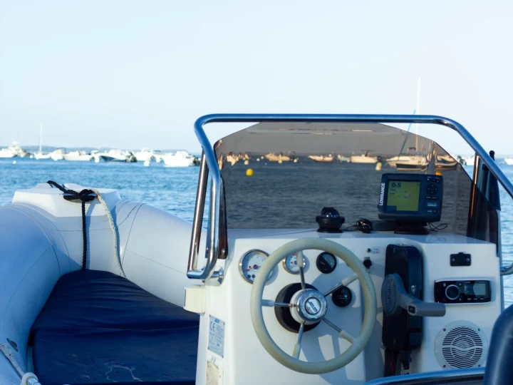 Pronájem Polotuhá loď Joker Boat s licencí