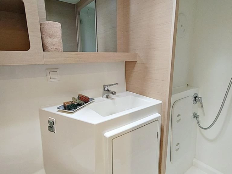 Pronájem lodi Rogoznica lákavé ceny Lagoon 42