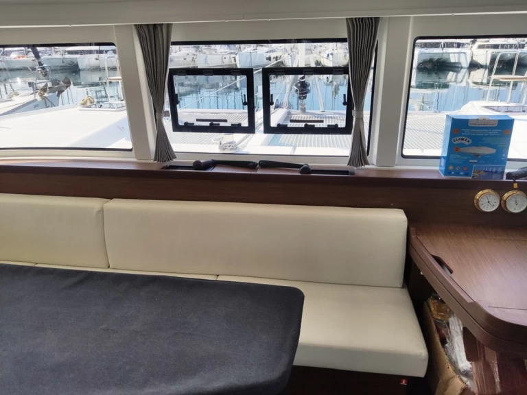 Pronájem lodi Lavrio lákavé ceny Lagoon 42