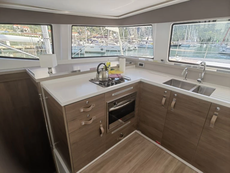 Pronájem lodi Bali Bali 4.4 v Komolac na Samboatu