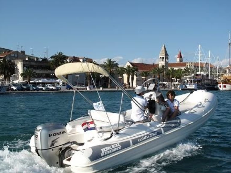 Polotuhá loď k pronájmu v Aci Castello za nejlepší cenu